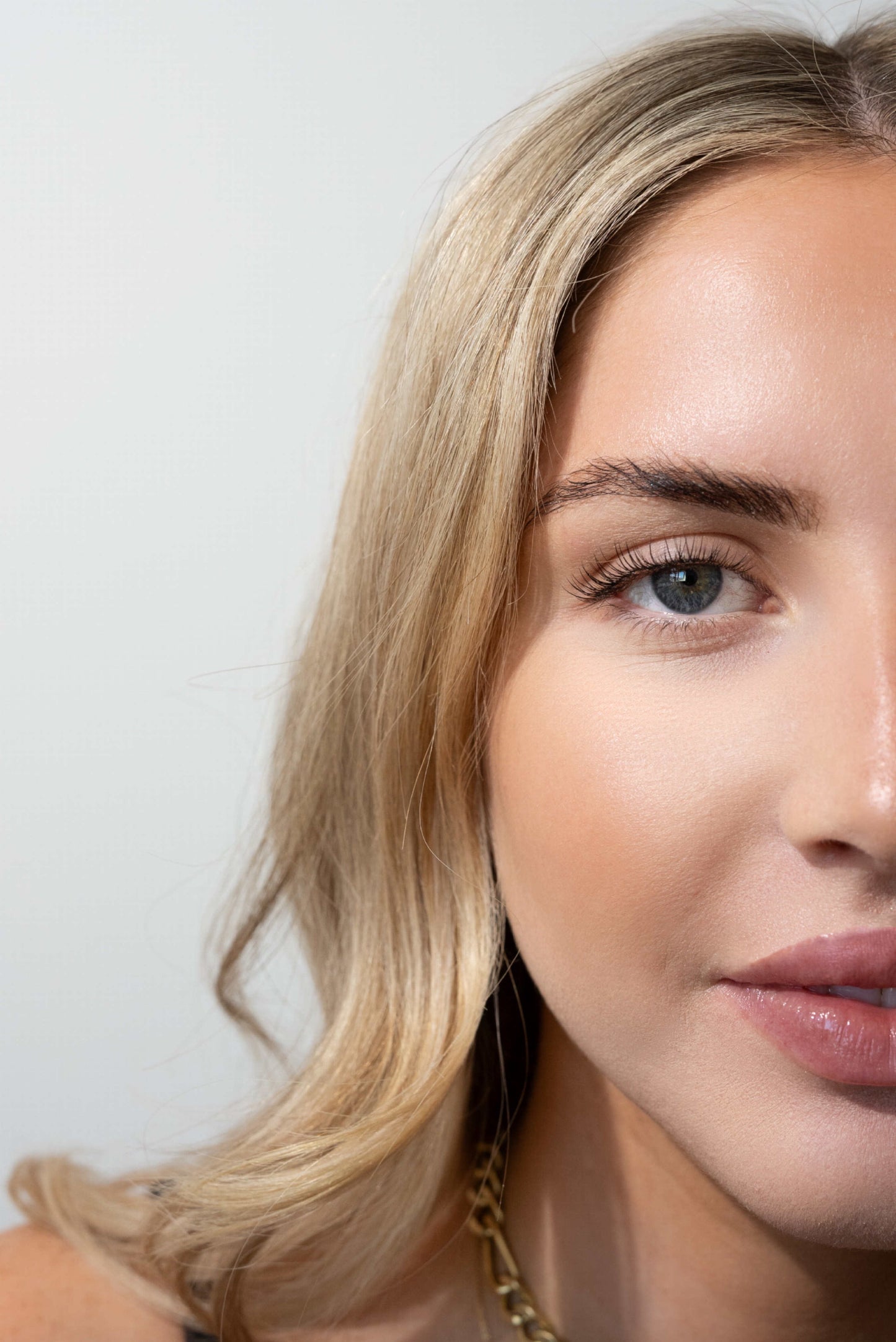 model wearing most natural diy lash extension temporary lash set