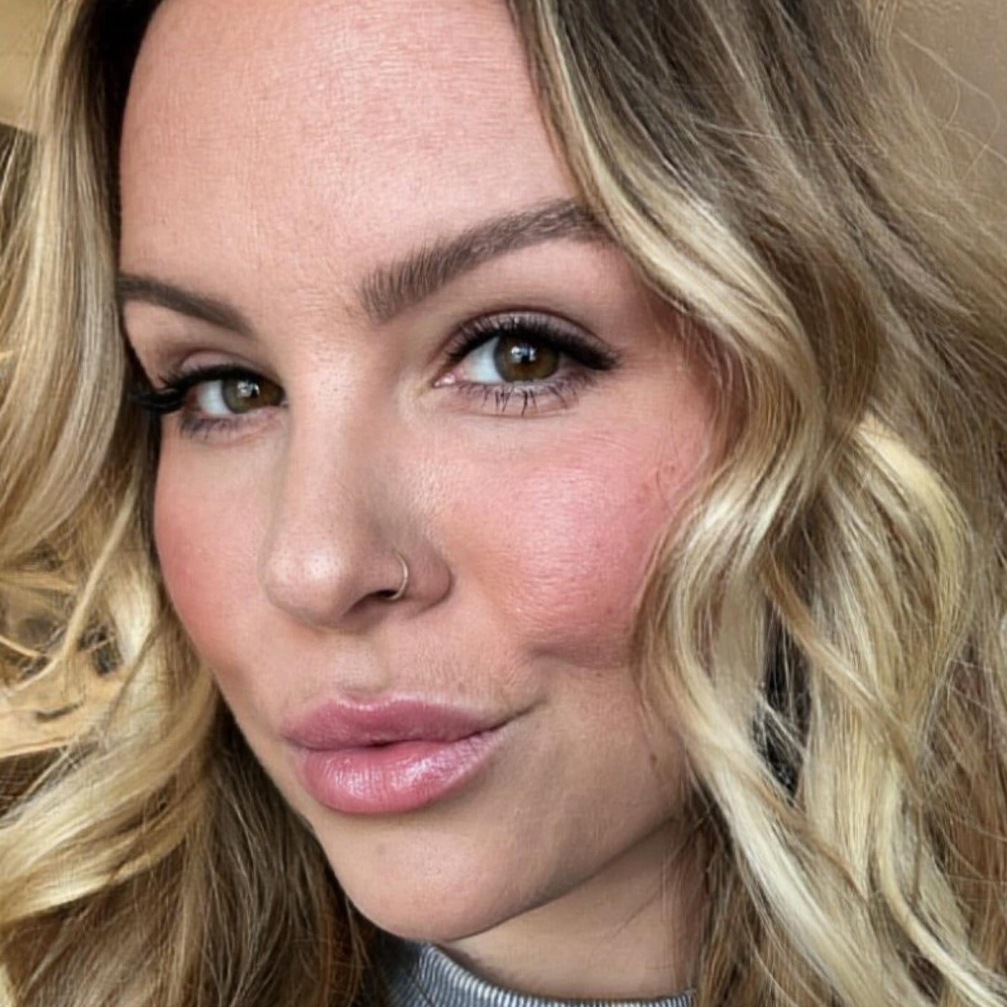 natural shape diy lash set on a model